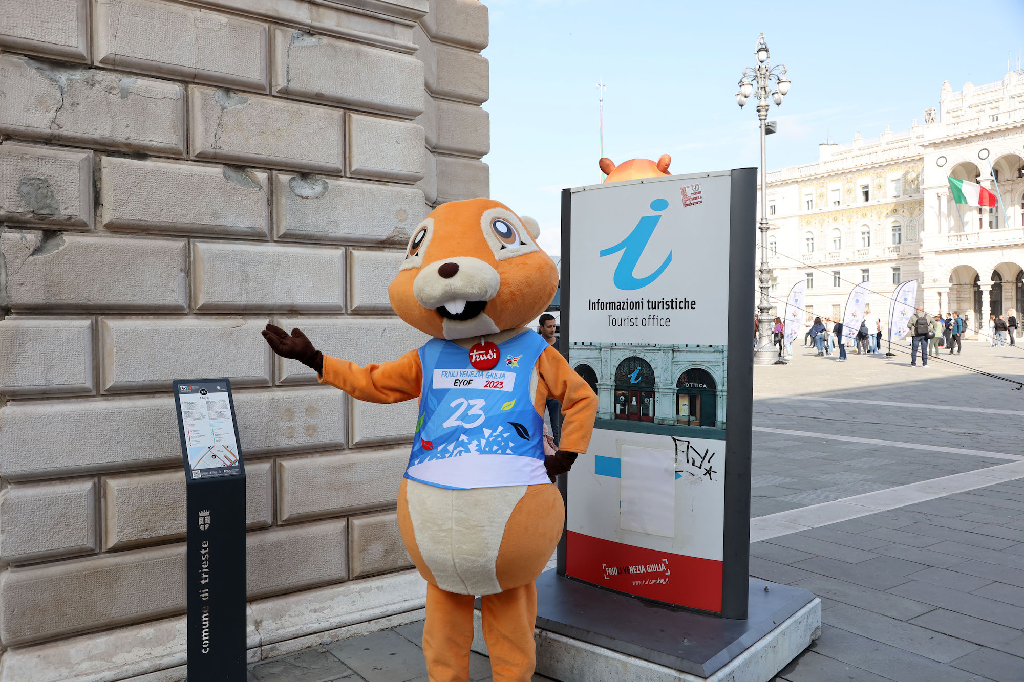 La Mascotte Kugy in piazza dell’Unità d’Italia a Trieste