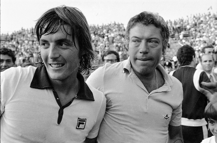 Il tennista italiano Adriano Panatta (C) e l'allenatore Nicola Pietrangeli (S),  festeggiano la vittoria nel match decisivo della semifinale di Coppa Davis Italia - Australia al Foro Italico, Roma, 27 settembre 1976. ANSA